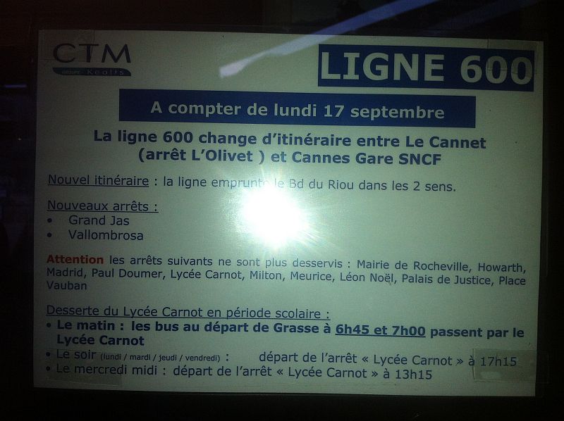 Affiche informant de la modification sur la porte d'un Bus