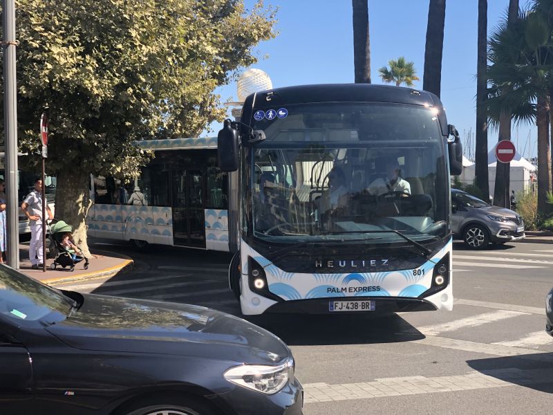 Le palm bus 801 assure la formation des conducteurs place de l'hôtel de ville à Cannes le 9 septembre 2019